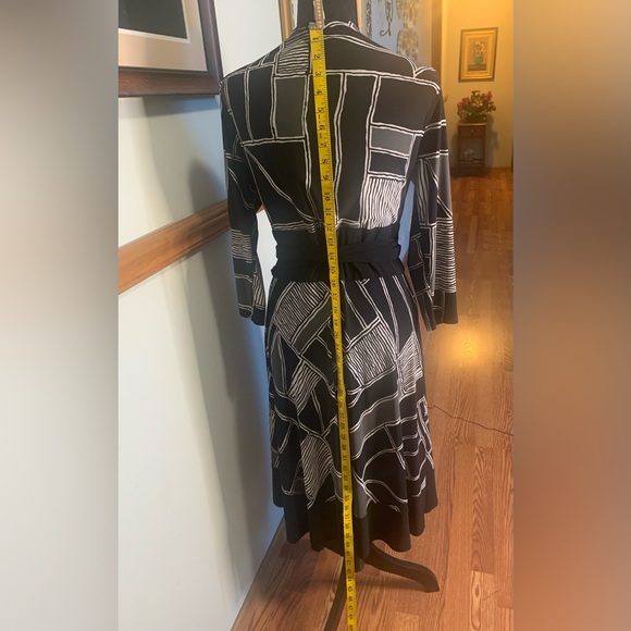 Jones New York Black, gray and white graphic Print.
Wraparound Dress size 8 - Picture 4 of 9
